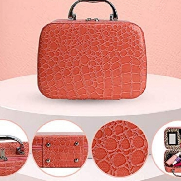 Shimmer & Sparkle Makeup Kit. The items inside the Kit may vary - Picture 5 of 5